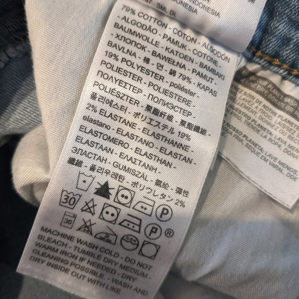 Levi's Mid Rise Shorts - Picture 4 of 7